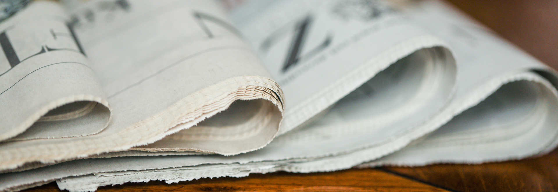 Übereinandergeschlagene Zeitungen