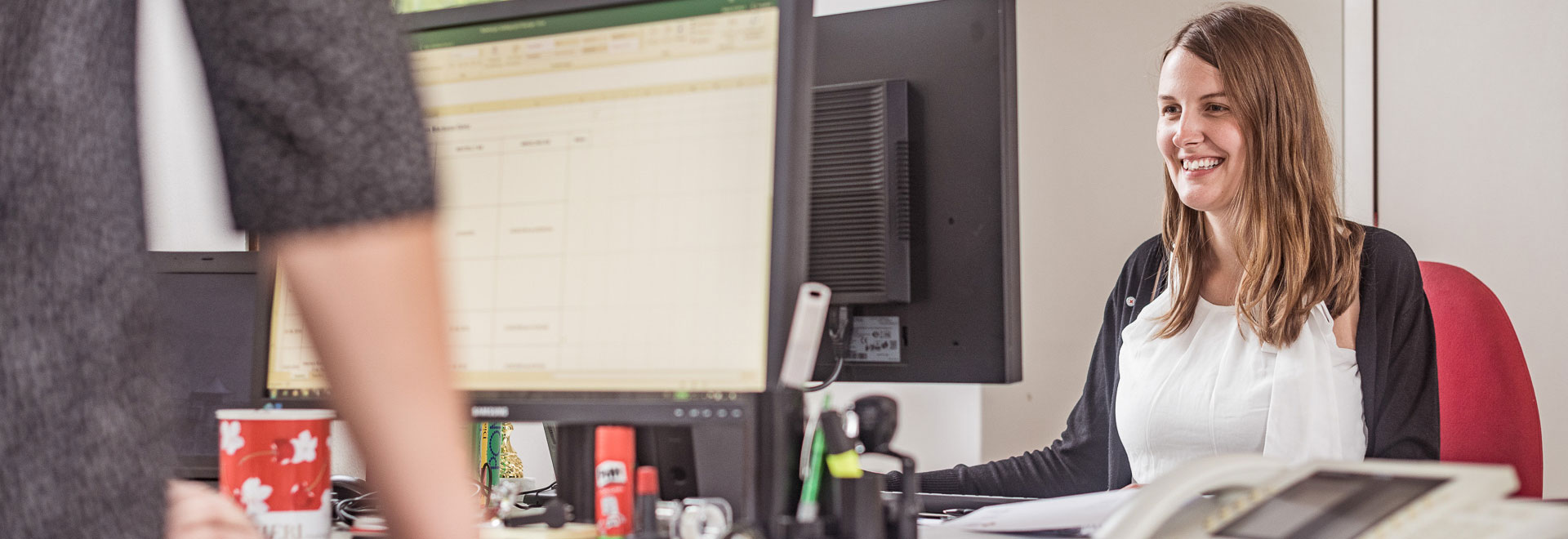 Junge Frau arbeitet am Computer