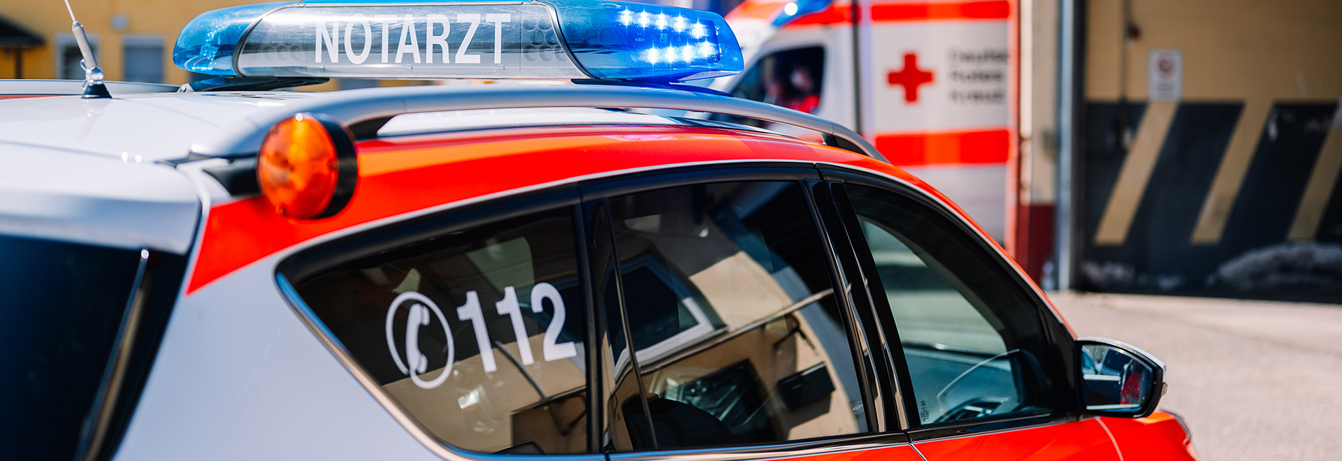 Notarztwagen mit der Telefonnummer 112 auf einer Fensterscheibe