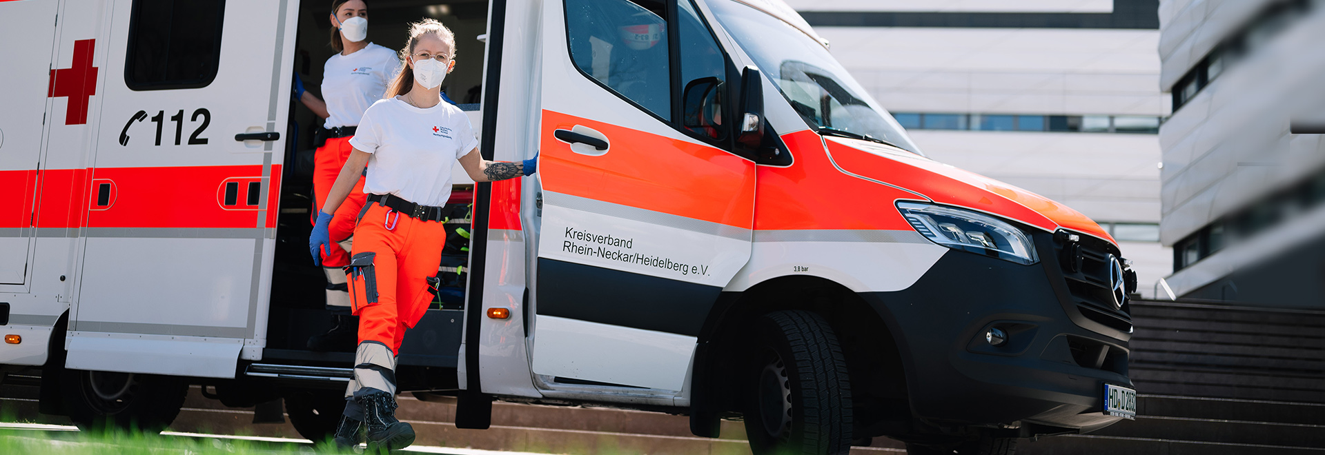 Zwei Rettungssanitäterinnen steigen aus dem Rettungswagen aus
