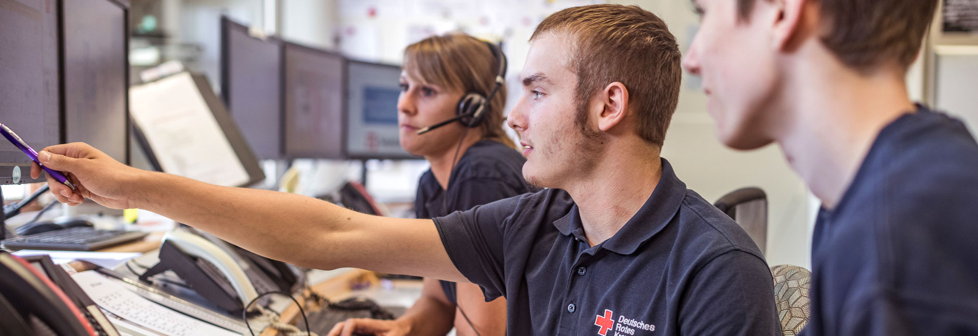 DRK-Mitarbeiter bei der Arbeit in der Telefonzentrale