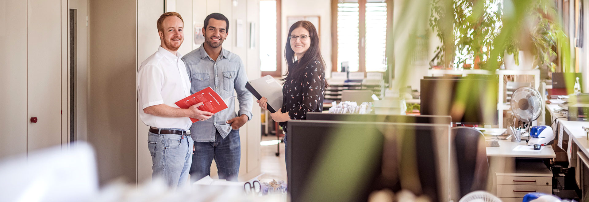 DRK-Mitarbeiter im Büro