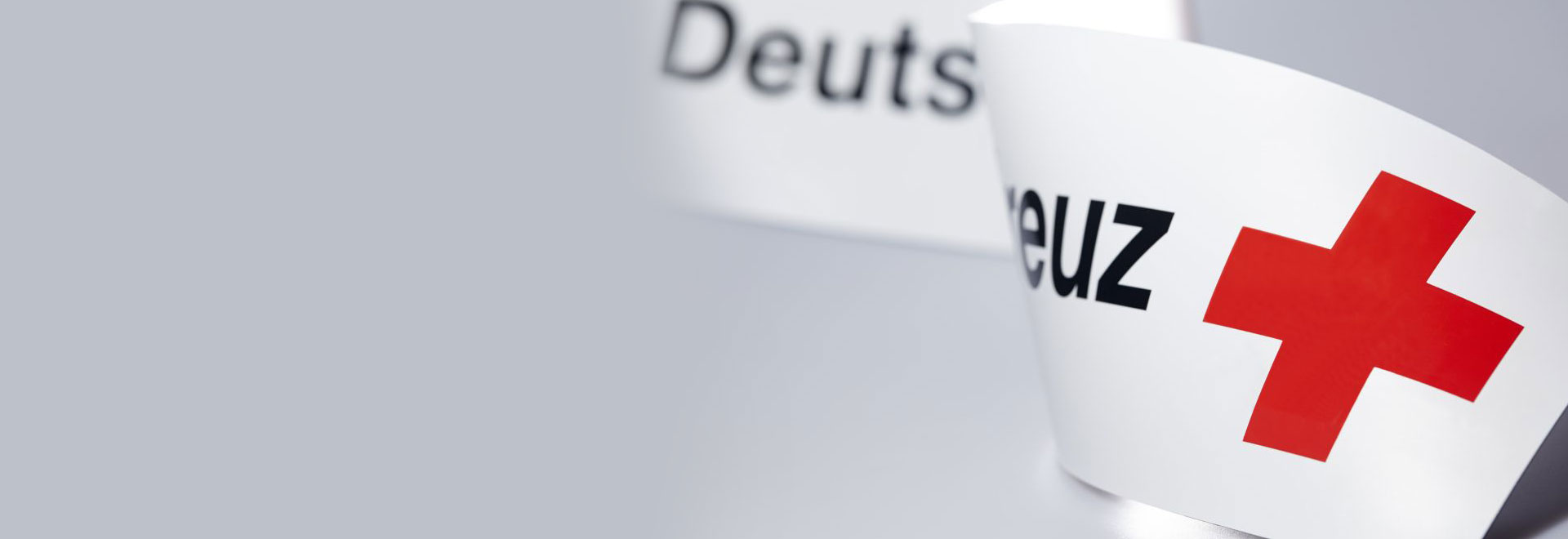 Geschwungenes Band mit DRK-Logo