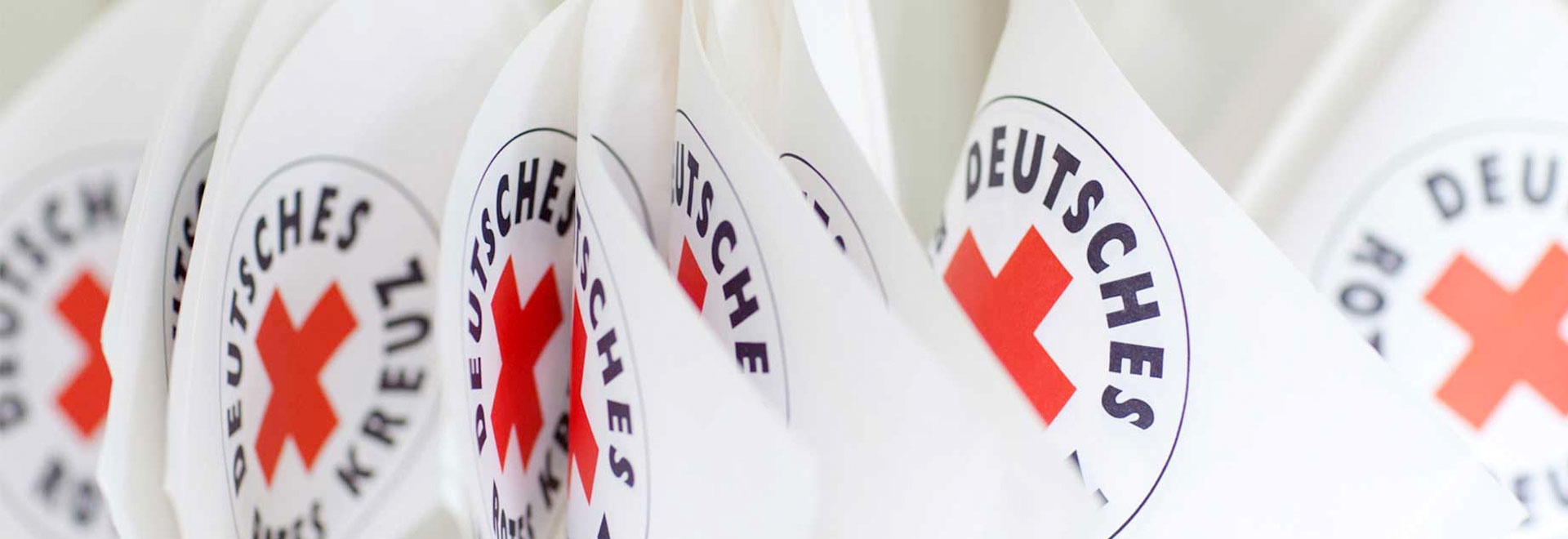 Mehrere DRK-Fähnchen