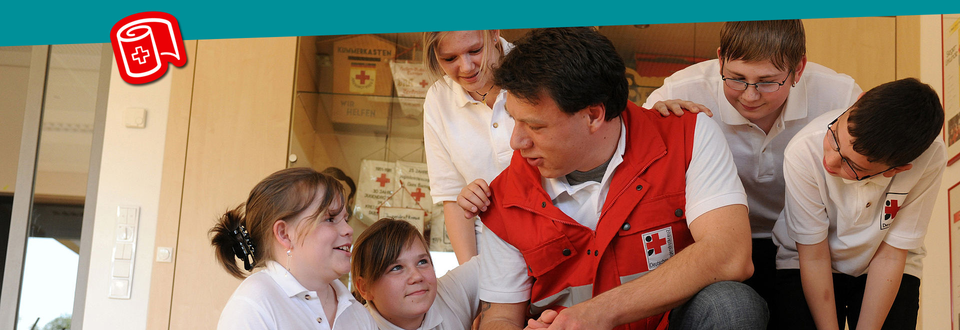 Gruppenbild mit Betreuer und Kindern