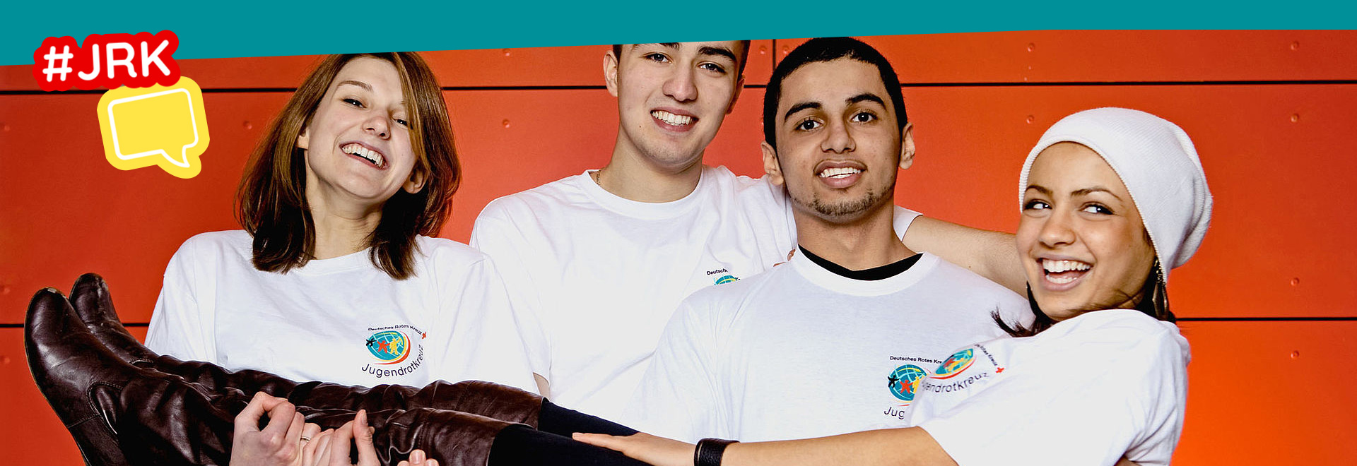 Drei JRKler heben zum Spaß eine junge Frau hoch