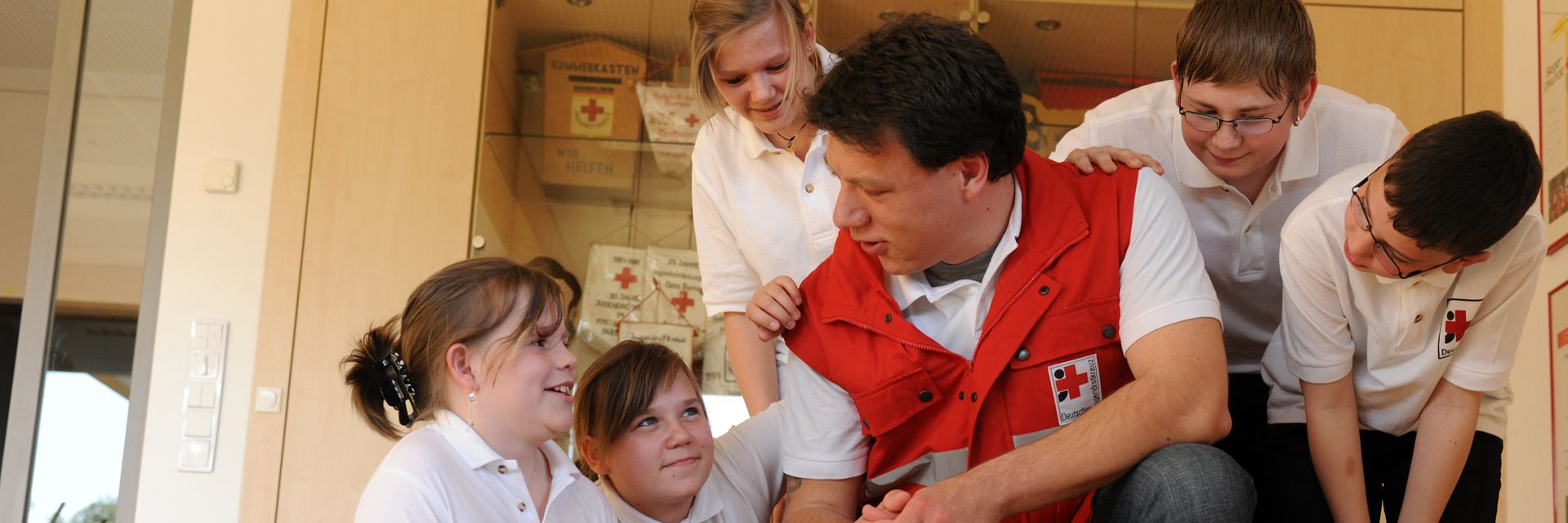 Gruppenbild mit Betreuer und Kindern