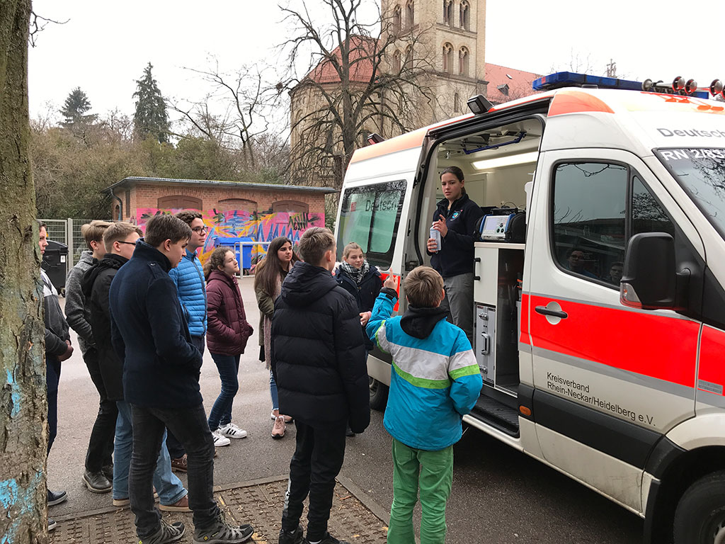 Jugendliche an einem Rettungswagen