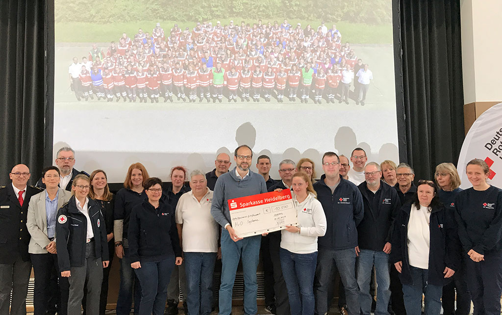 Spendenübergabe beim Helfer-vor-Ort-Tag