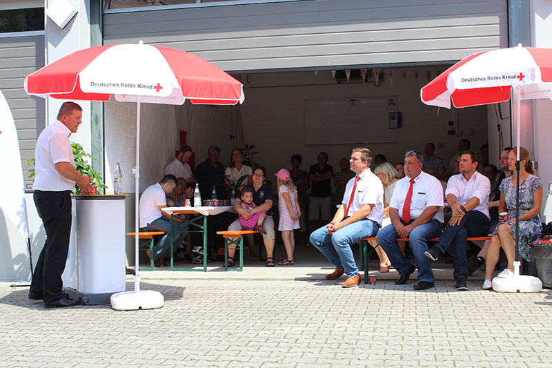 Gäste vor der Rettungswache bei einem Vortrag