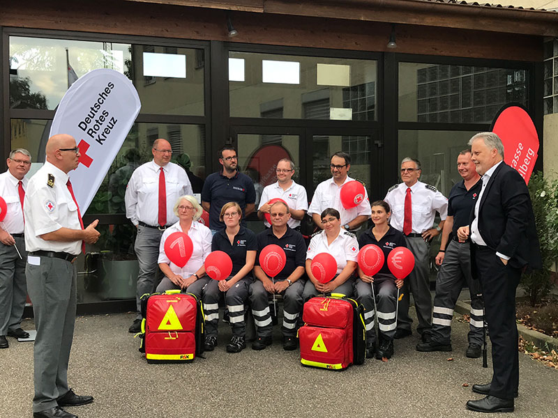 Gruppenbild mit Helfern vor Ort und Vertretern des DRK und der Sparkasse Heidelberg