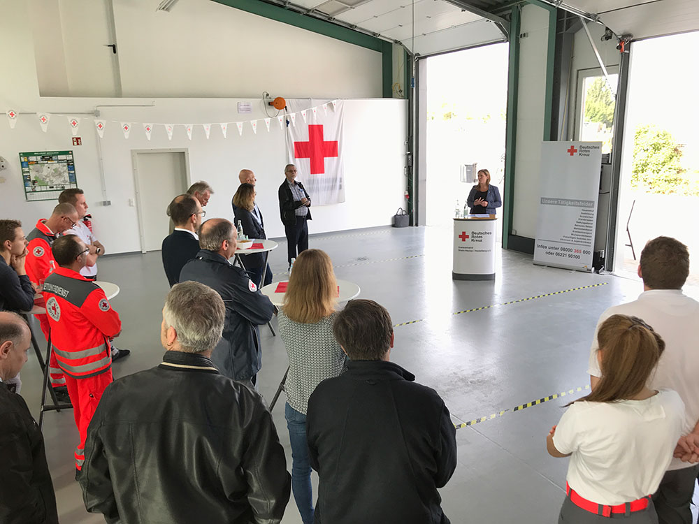 Gäste hören der Rede von Geschäftsführerin Caroline Greiner zu