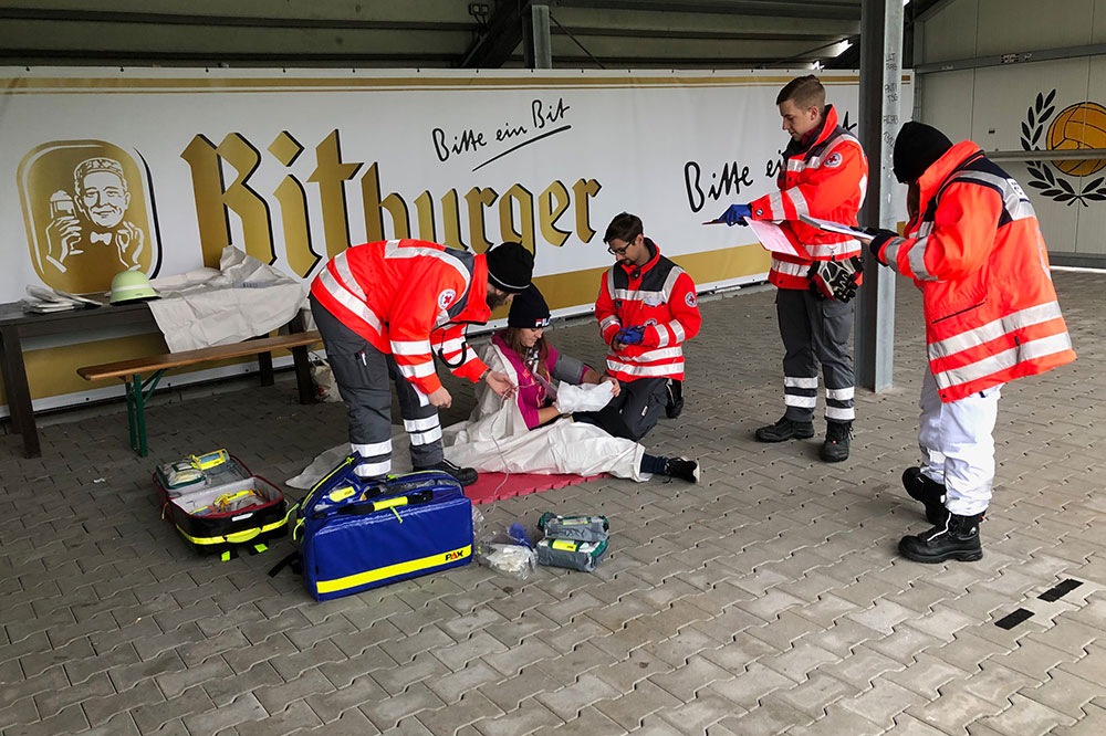 Versorgung einer in Not geratenen Person