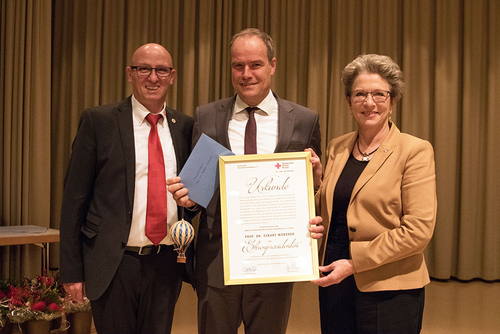 Prof. Dr. Eckart Würzner erhält eine Urkunde, daneben Jürgen Wiesbeck und Barbara Bosch