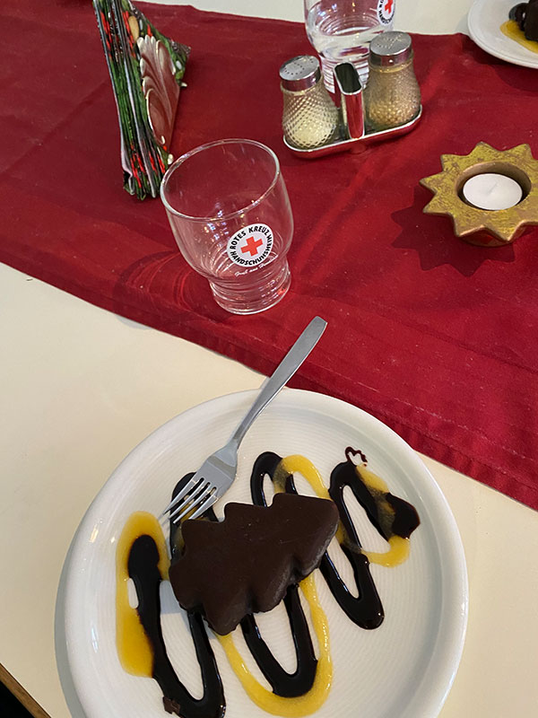 Teller mit einem Schokoladen-Tannenbaum