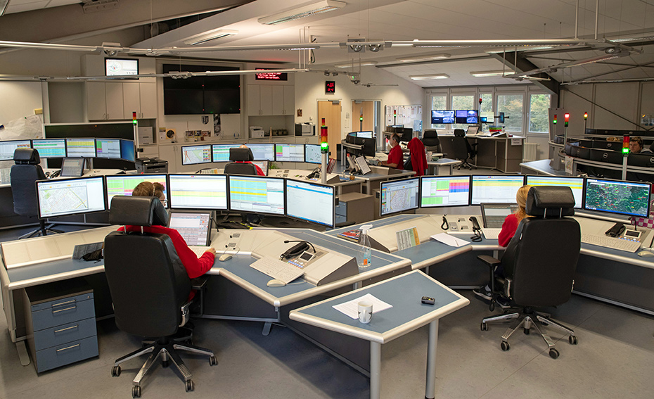 Mitarbeiter an den Computern in der Integrierten Leitstelle
