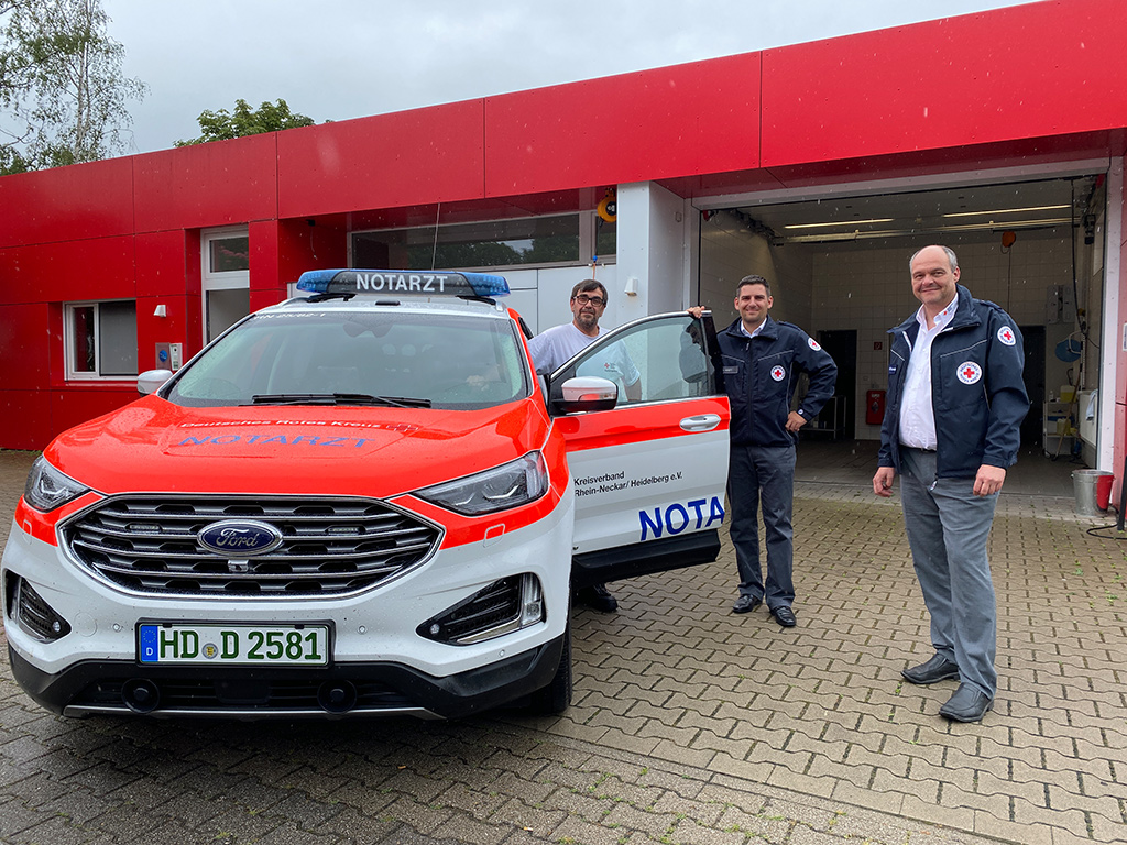 neues Notarzteinsatzfahrzeug vor der Rettungswache