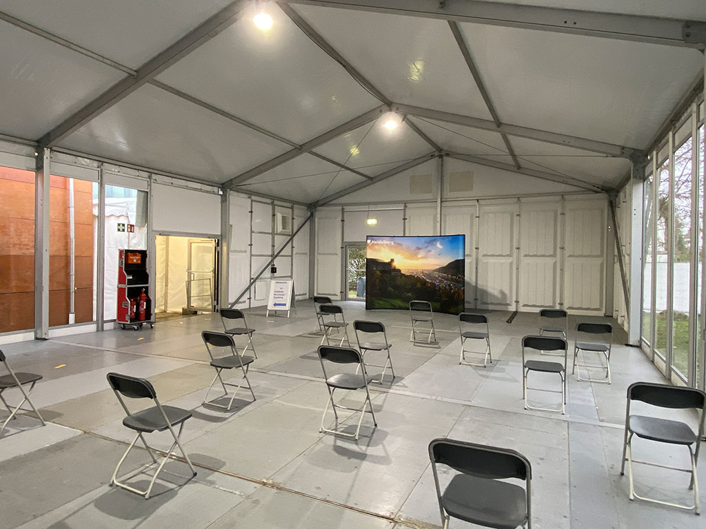 Im Vorzelt des KIZ sehen die Impfberechtigten einen Aufklärungsfilm.