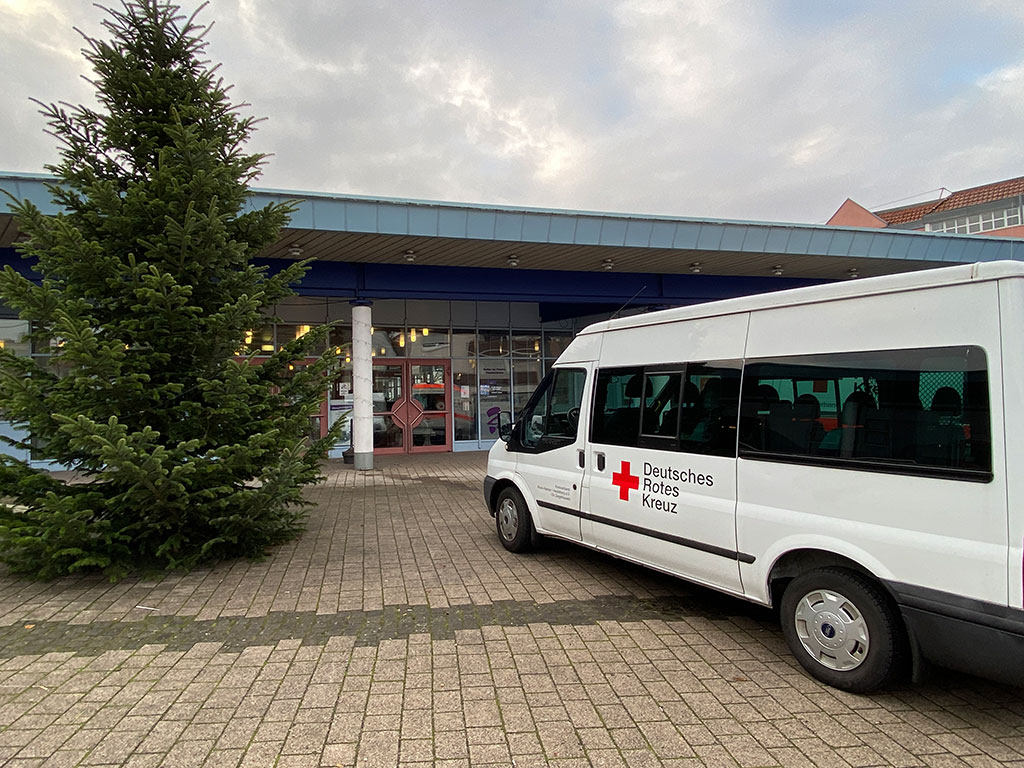 DRK-Fahrzeug vor der Halle