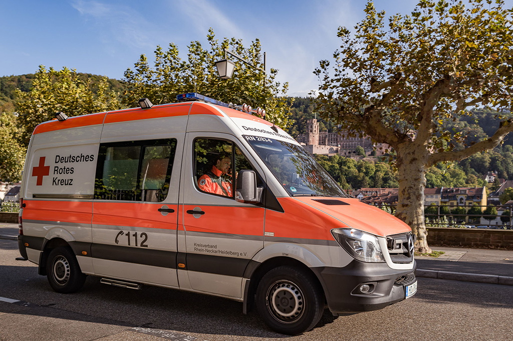 Rettungswagen fährt auf einer Straße