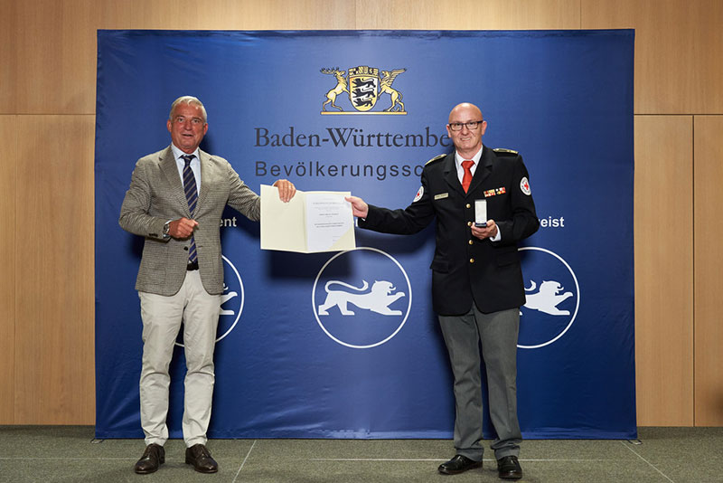  Innenminister Thomas Strobl übergibt eine Urkunde an Jürgen Wiesbeck