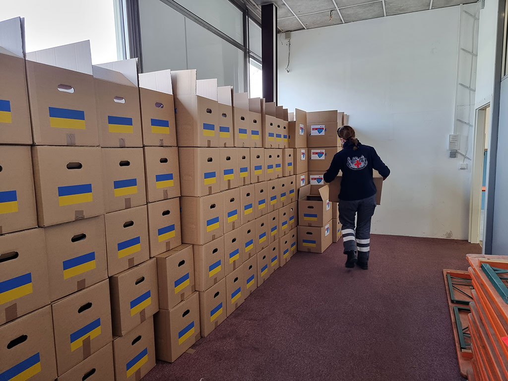 Gestapelte Kartons mt den Care-Paketen