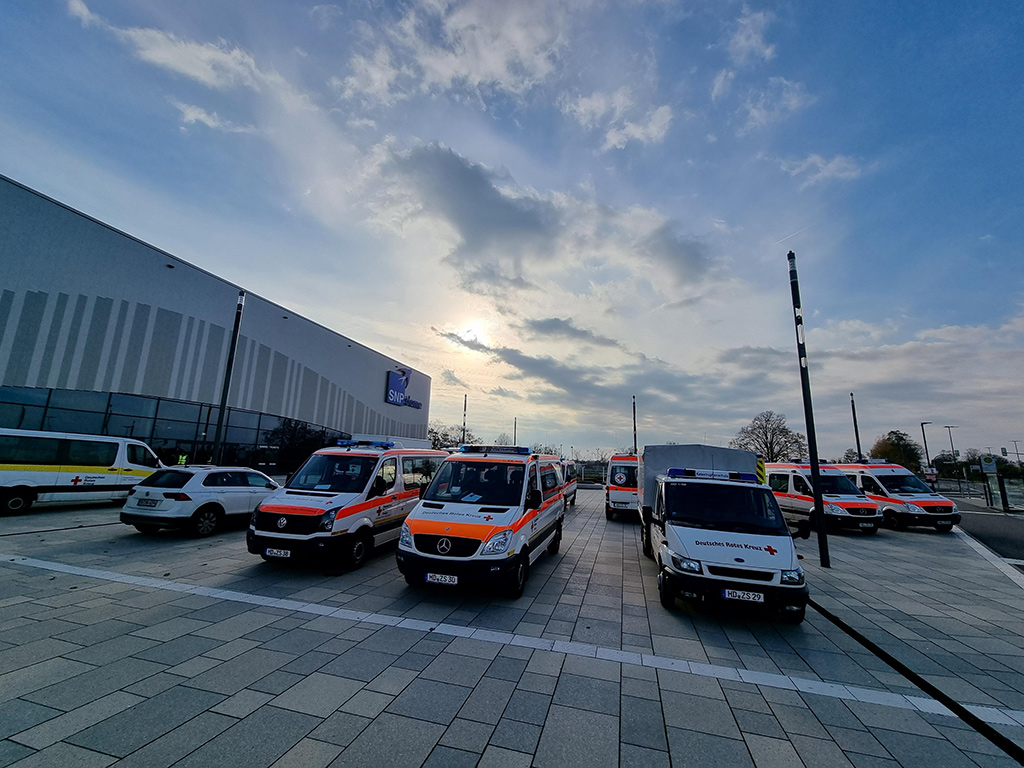 DRK-Fahrzeuge vor dem SNP-Dome