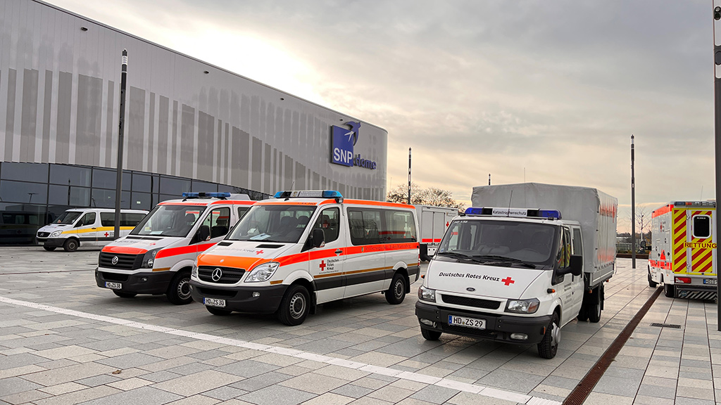 DRK-Fahrzeuge vor dem SNP-Dome