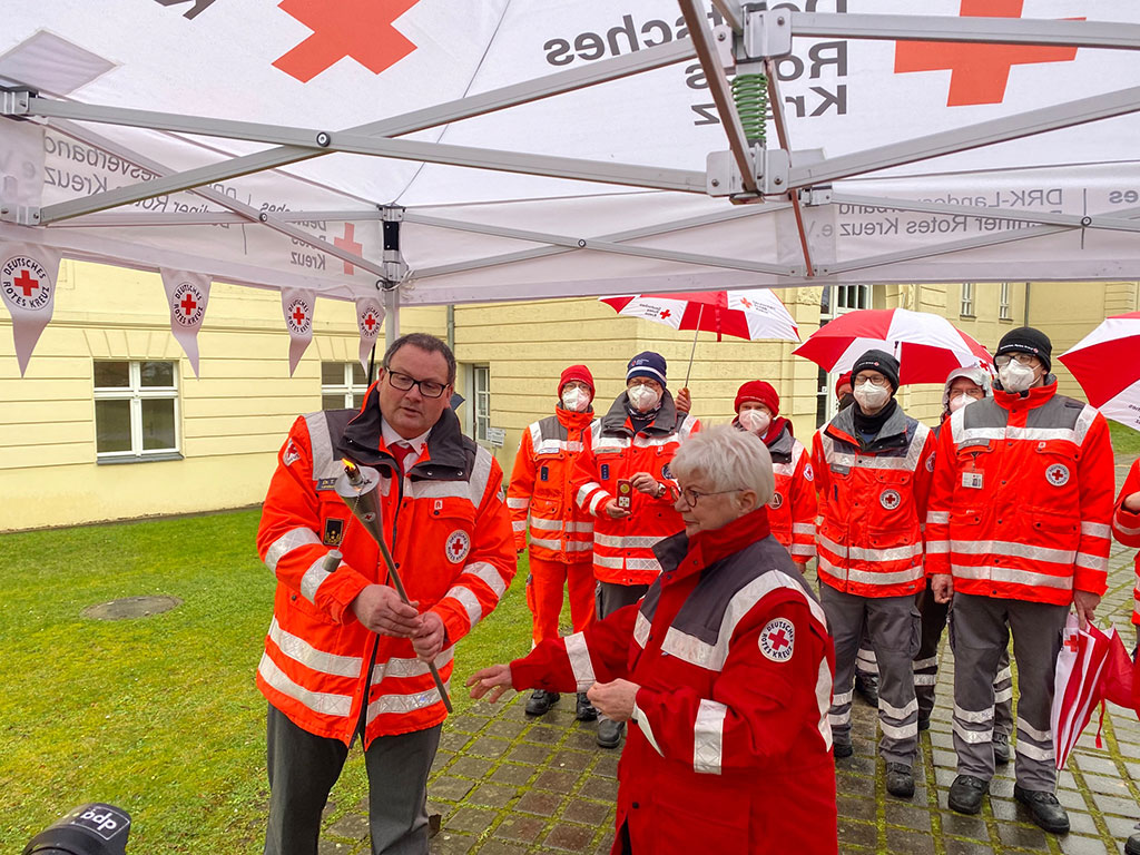 DRK-Präsidentin Gerda Hasselfeldt bei der Fackelübergabe