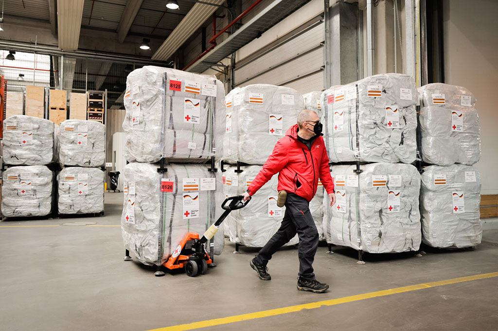 Verladung der Güter im Logistikzentrum des DRK in Schönefeld