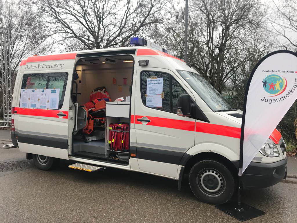 Blick in den offenen Krankentransportwagen