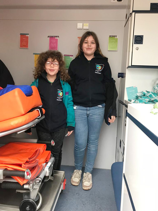 Zwei Kinder im Krankentransportwagen