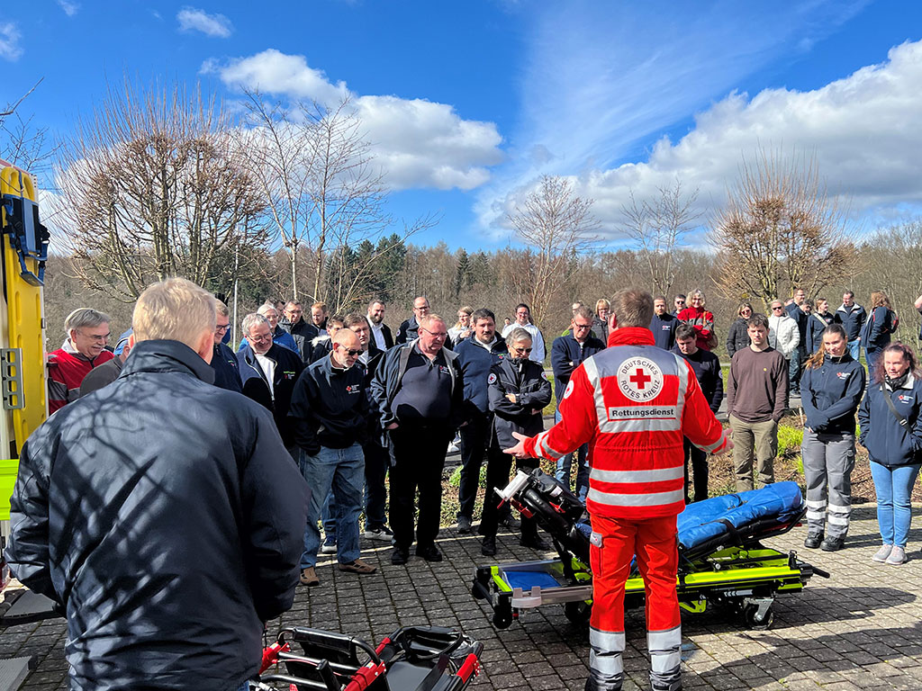 Vorstellung der Ausstattung eines Rettungswagens vor Teilnehmenden der Helfer-vor-Ort-Ausbildung