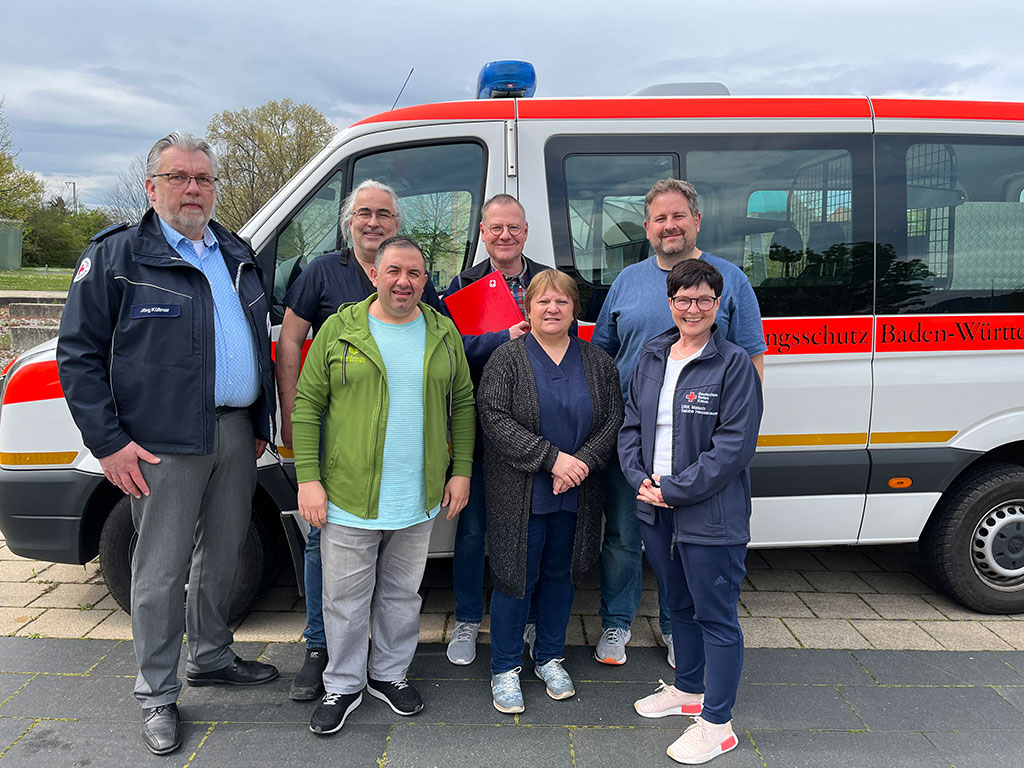Sieben Fachhelfer*innen der Gruppe PSNV aus unserem Kreisverband vor einem DRK-Fahrzeug