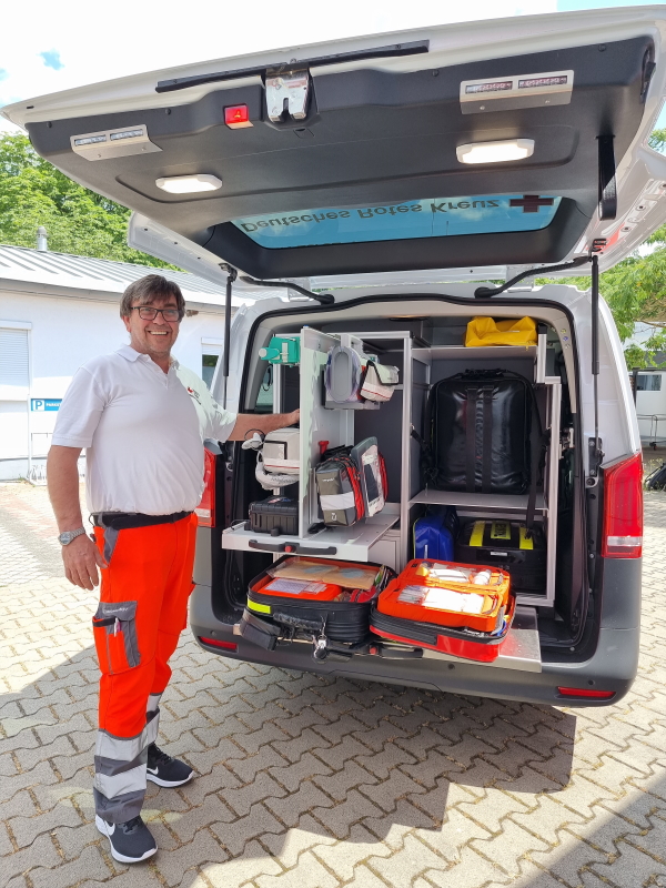 Der Standortbeauftragte Hugo Groß an dem geöffneten Fahrzeug-Heck