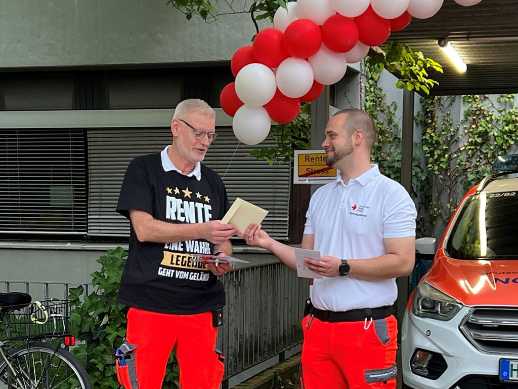 Björn Biebinger überreicht Hartmut Krauss einen Umschlag