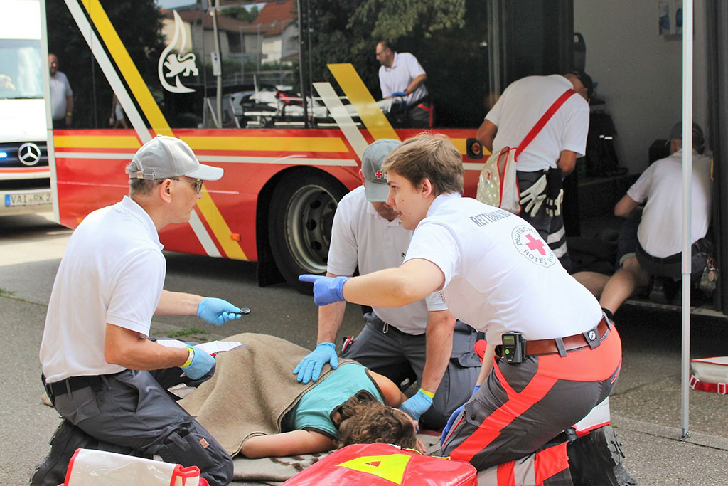 Versorgung einer verletzten Person am Unfallort