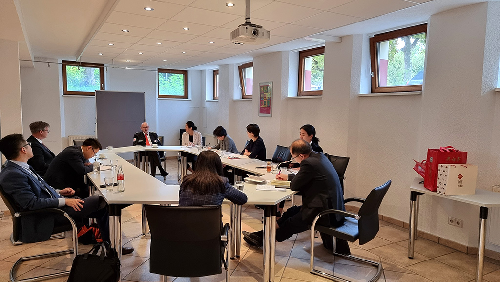 Die Vertreter*innen der Delegation aus China mit DRK-Vertretern bei einer Besprechung