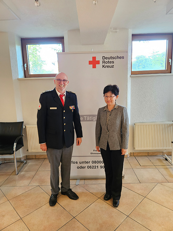 Präsident des Kreisverbandes, Jürgen Wiesbeck, und Frau Wu Zeng, stellvertretende Leitung der Rechtsarbeitskommission des Ständigen Ausschusses des NVK 