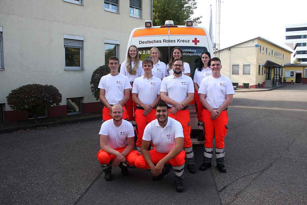 Gruppenbild mit 10 neuen Auszubildenden des DRK Heidelberg