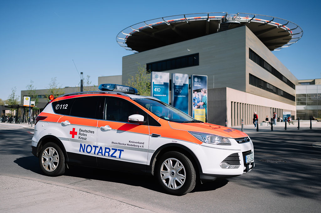 Notarztwagen vor dem Krankenhaus