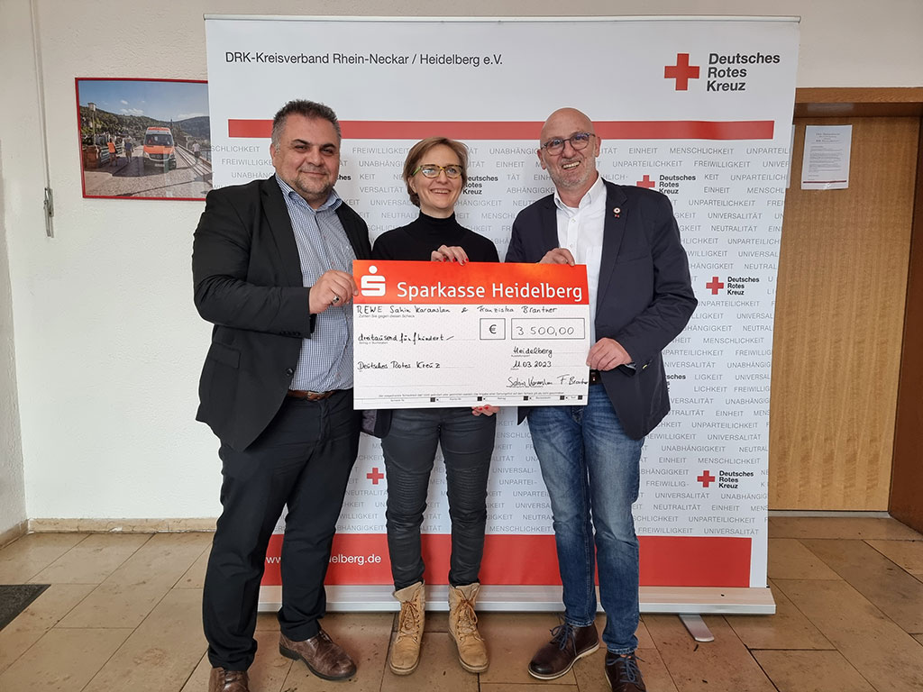 Symbolische Scheckübergabe von Franziska Brantner und Sahin Karaaslan