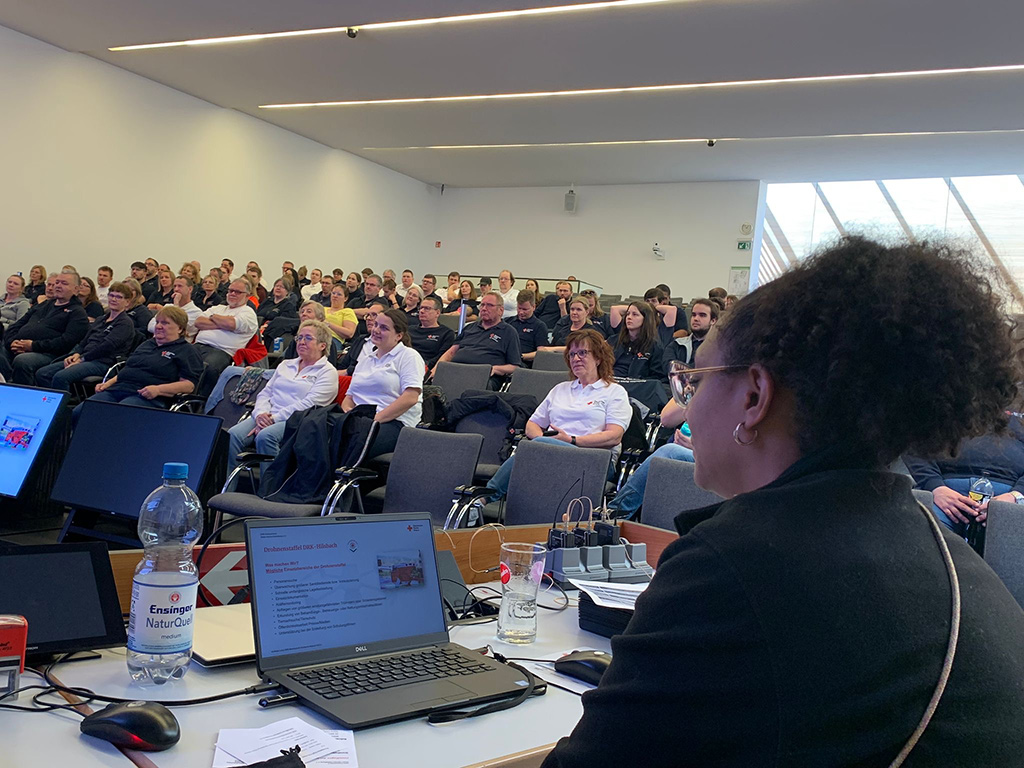 Viele Zuhörer-innen beim Vortrag auf dem HvO-Tag