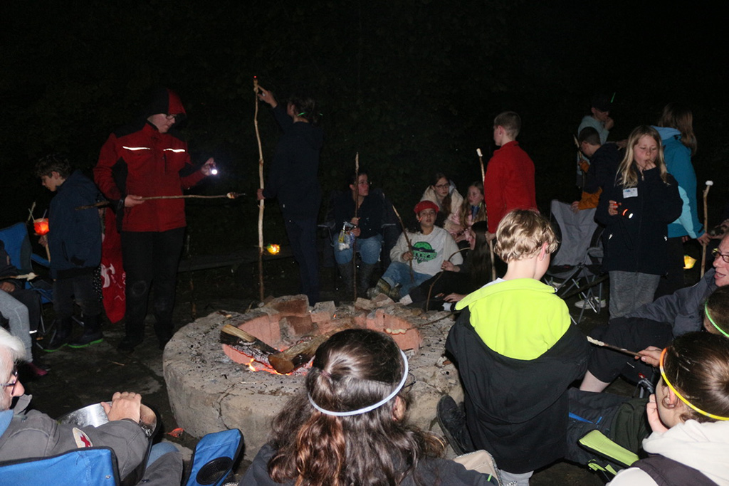 JRK-Gruppe am Lagerfeuer
