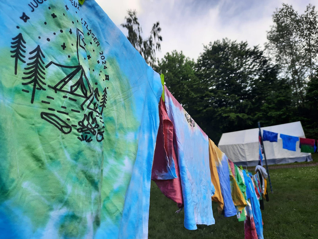 Gebatikte T-Shirts hängen zum Trocknen auf der Wäscheleine