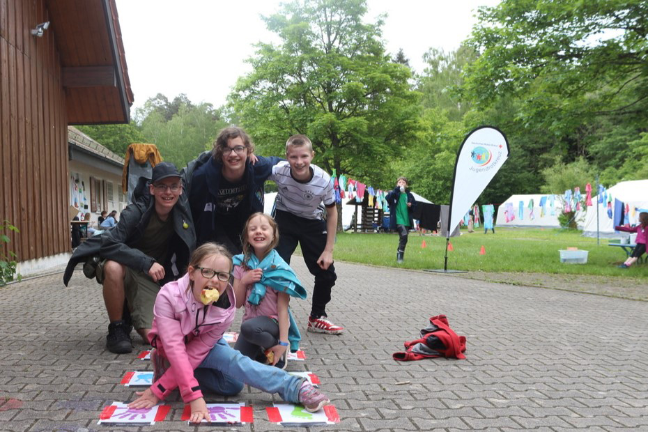 Fünf Kinder spielen im Freien