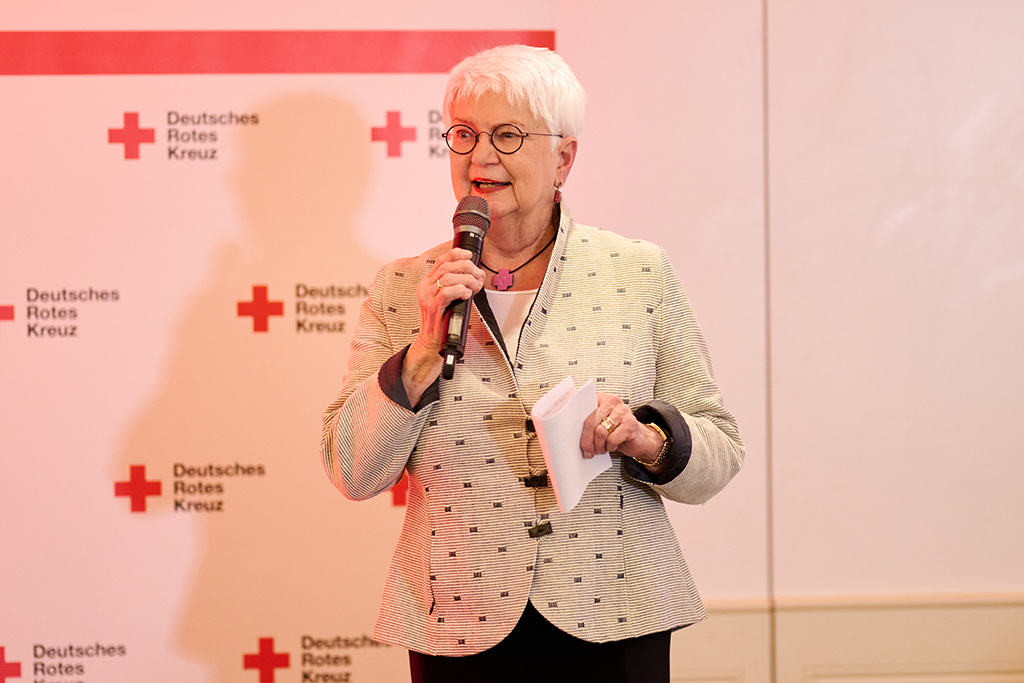 DRK-Präsidentin Gerda Hasselfeldt bei einem Vortrag