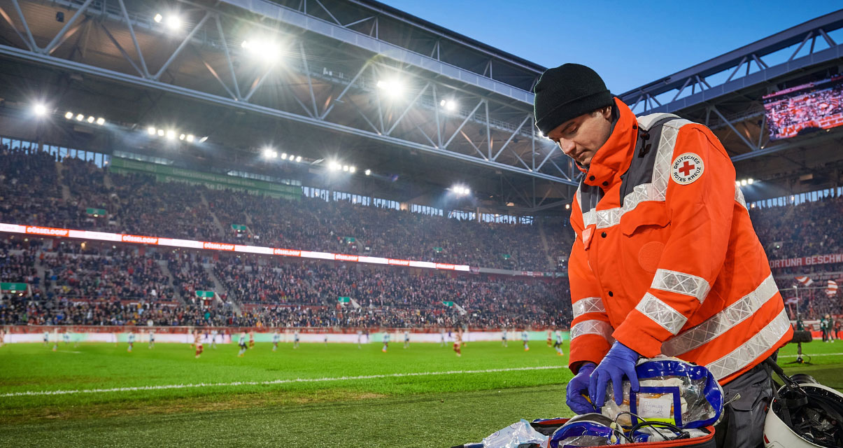 Sanitäter am Rand eine Fußballspiels im Stadion