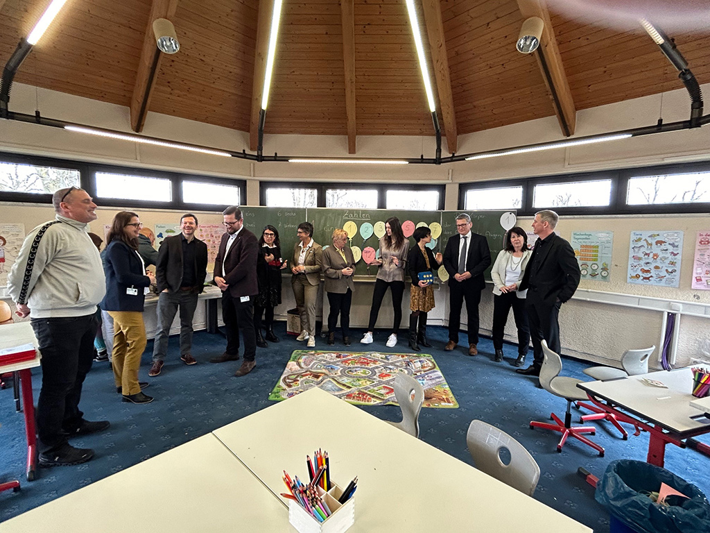 Gruppe mit Teilnehmenden bei der Eröffnung von Klick!. Mit dabei waren unter anderen Daniel Hager-Mann, Ministerialdirektor des Kultusministeriums, und Heidelbergs Sozialbürgermeisterin Stefanie Jansen
