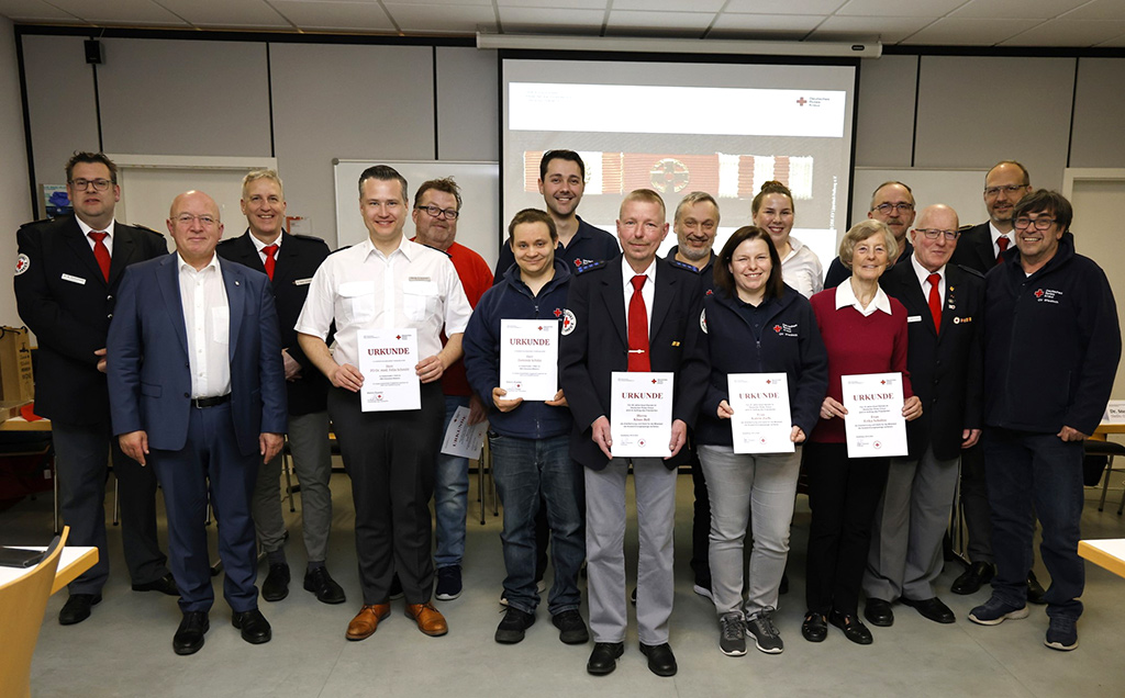 Gruppenbild mit geehrten aktiven Mitgliedern
